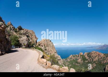 Strada costiera attraverso Les Roches Rouges (Red Rocks) tra la Piana e Porto, il Golfo di Porto, Corsica, Francia Foto Stock