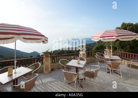 Terrazza di Les Roches Rouges hotel nel tardo pomeriggio, Piana, il Golfo di Porto, Corsica, Francia Foto Stock