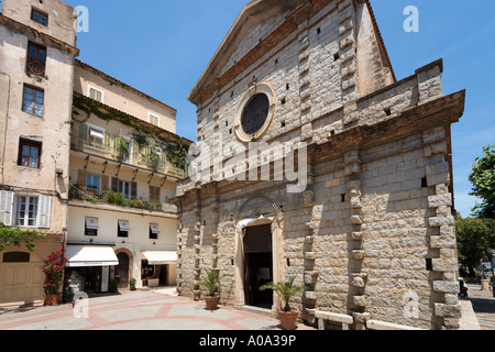 Negozi e chiesa di St Jean Baptiste nel centro storico, Porto Vecchio, in Corsica, Francia Foto Stock