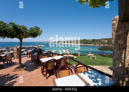 Terrazza di un ristorante sul mare nel centro del resort, Tizzano, vicino a Sartène, Corsica, Francia Foto Stock