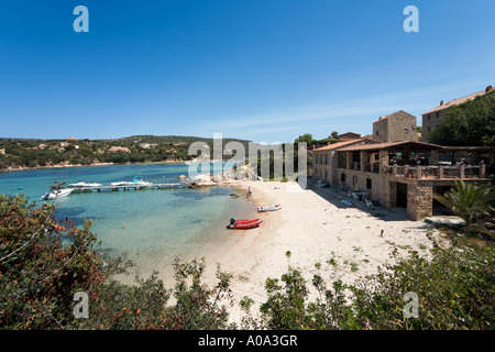 Spiaggia e Ristorante sul mare nel centro del resort, Tizzano, vicino a Sartène, Corsica, Francia Foto Stock