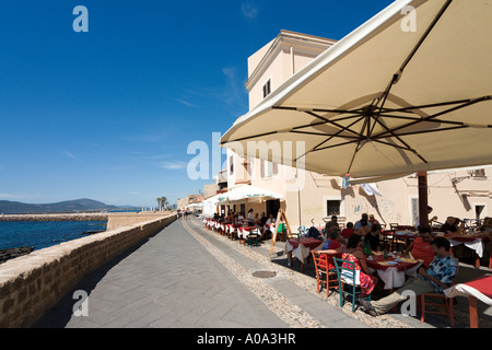 Ristorante sul mare sulle mura della Città Vecchia, Alghero, Sardegna, Italia Foto Stock