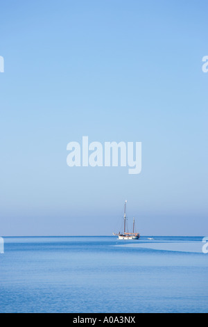 Yacht in mare aperto, Alghero, Sardegna, Italia Foto Stock