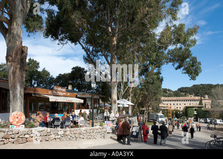 Ristorante presso il Monastero di Lluc nella stagione invernale, Maiorca, isole Baleari, Spagna Foto Stock