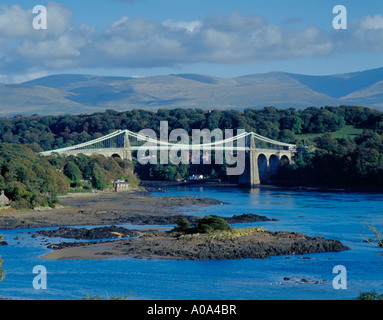 Menai Bridge oltre il Menai Strait, con montagne di Snowdonia oltre, Anglesey, Galles del Nord, Regno Unito Foto Stock