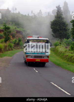 Villaggio locale bus in montagna vicino al lago Brattan sulla strada per il Singaraja Bali Indonesia Foto Stock