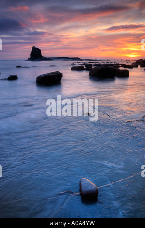 Alba sul nero al NAB Saltwick Bay, vicino a Whitby Foto Stock