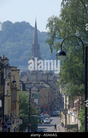 Guardando a sud verso il basso Walcot Street passato Gate Walcot Bath Somerset Inghilterra Foto Stock