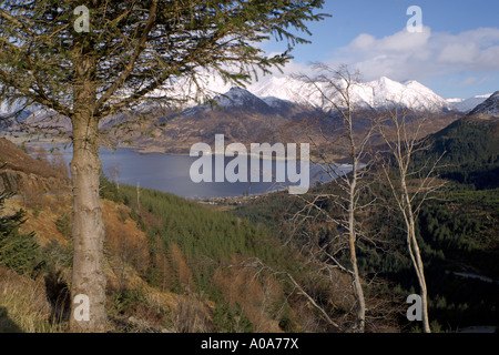 Guardando a Nord dalla Mam Ratagan passare giù sul Loch Duich e cinque suore di Kintail Highlands scozzesi Foto Stock