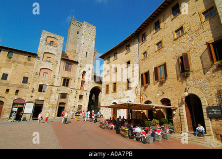 Piazza della Cisterna cafe e hotel San Gimignano Val di Chiana Chianti Toscana Italia Europa UE Foto Stock
