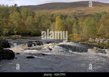 Cascata Glen Affric vicino Affric Lodge River Affric guardando ad ovest Cannich vicino a Inverness Highlands scozzesi Foto Stock