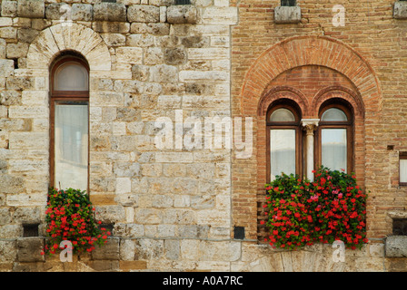 Due finestre di vecchi edifici medievali di San Gimignano Val di Chiana Toscana Italia Europa UE Foto Stock