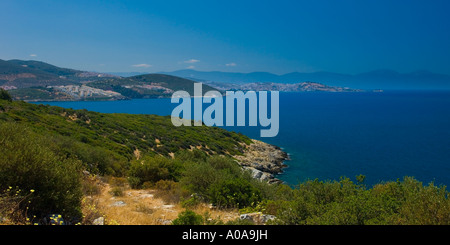 Vista di Kusadasi Kuşadası holiday resort città lungo la costa del Mar Egeo da motivi di Pine Bay Holiday Resort Turchia O Ivanchenko Foto Stock