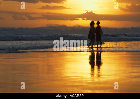 L uomo e la donna a guardare il tramonto , Bali Foto Stock