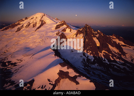 Mt Baker tramonto antenna Coleman e Roosevelt ghiacciai con alpenglow Mt Baker Wilderness Area stato di Washington STATI UNITI D'AMERICA Foto Stock