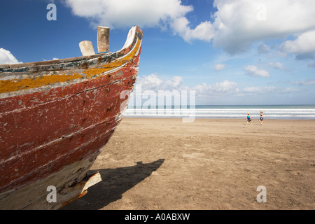 Due donne a piedi lungo la spiaggia di Legian Beach, Bali Foto Stock