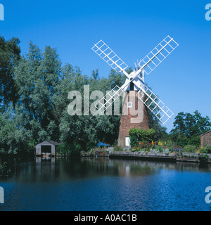 Hunsett mulino sul fiume Ant in Norfolk Broads una popolare area turistica in Inghilterra, Regno Unito Foto Stock