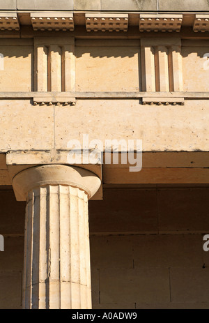 Dettaglio classica di colonne doriche con tryglyphs al museo dello Yorkshire Museo Giardini 1827 29 da William Wilkins Foto Stock