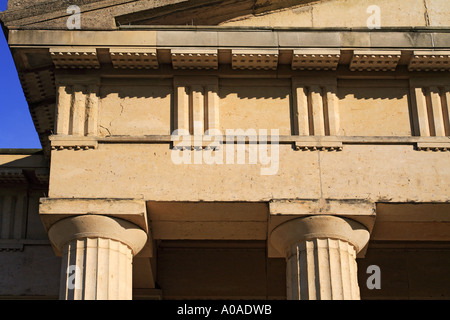 Dettaglio classica di colonne doriche con tryglyphs al museo dello Yorkshire Museo Giardini 1827 29 da William Wilkins Foto Stock