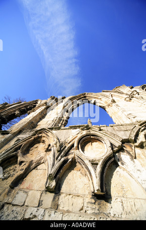 Pareti in rovina C13th dell'Abbazia di Santa Maria di York Museo Giardini fondata nel 1089 Foto Stock