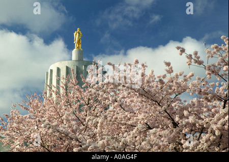 Golden Pioneer statua e fiori di ciliegio alla Oregon State Capitol Salem o Foto Stock