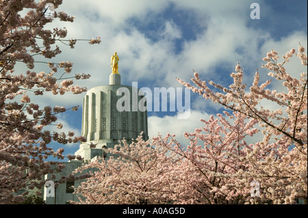 Golden Pioneer statua e fiori di ciliegio alla Oregon State Capitol Salem o Foto Stock