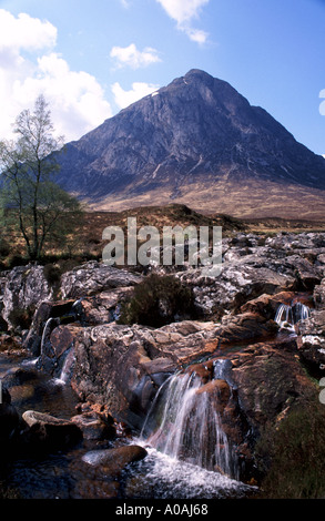 Bauchaille Etive Mor Glen Coe Scozia fiume cascading su roccia in primo piano il cielo blu con nuvole bianche Foto Stock