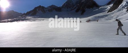 Vista panoramico di cime coperte di neve sul Monte Cook stesso elicottero trasportando i visitatori al vertice Mnt Cook Nuova Zelanda Foto Stock