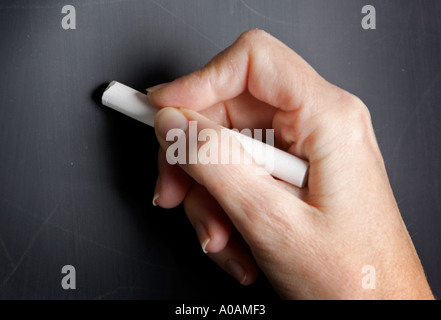 Mano pronti a scrivere su una lavagna Foto Stock