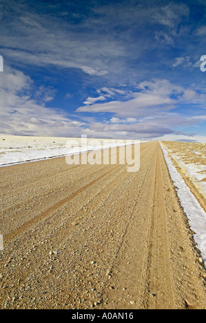 Strada sterrata con la neve vicino a Warner Valley Oregon Foto Stock