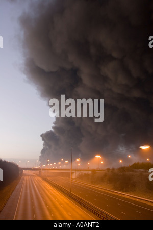 Chiuso autostrada M1 - Olio di Buncefield Depot Fire - Hemel Hempstead - Hertfordshire Foto Stock