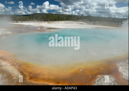 Piscina arcobaleno con nuvole di sabbia nera Basin Parco Nazionale di Yellowstone Wyoming Foto Stock