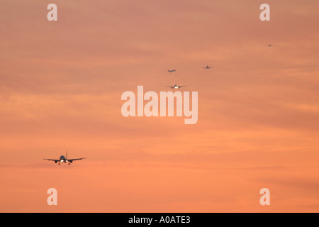 Gli aeroplani commerciali in coda fino a terra all'Aeroporto Heathrow di Londra REGNO UNITO Foto Stock