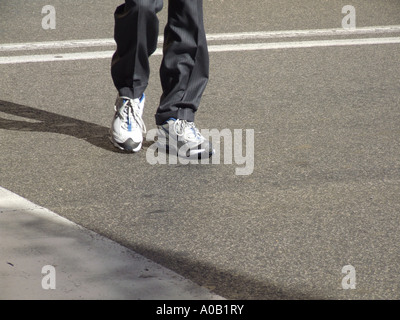 Persona piedi gambe camminando in strada in città Foto Stock