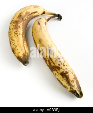 Due banane; 2 banane; vecchio banane; giallo banane; buccia di banana e banana; frutta tropicali; coppia di banane; giovane; bianco bg Foto Stock
