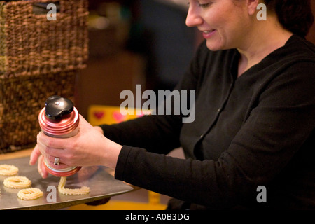 Fare spritz cookies con spritzer macchina cookie. St Paul Minnesota MN USA Foto Stock