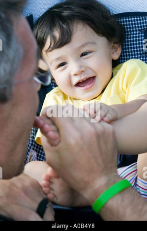 Caucasian kissing baby's dita Foto Stock