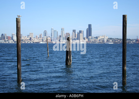 Lo skyline di Seattle e posti di legno da Echo beach Seattle Ottobre 2006 Foto Stock