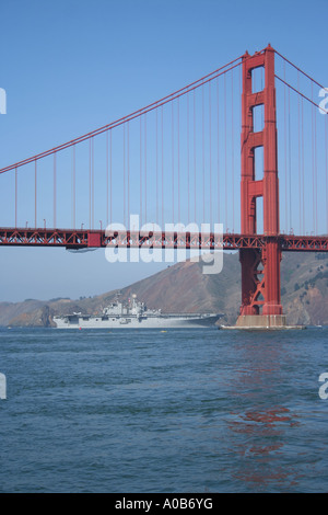 La USS Bonhomme Richard passando sotto il Ponte Golden Gate a San Francisco durante la settimana della flotta Ottobre 2006 Foto Stock