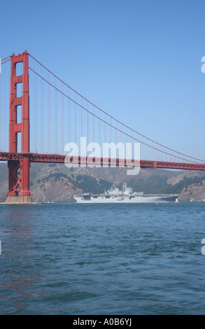 La USS Bonhomme Richard passando sotto il Ponte Golden Gate a San Francisco durante la settimana della flotta Ottobre 2006 Foto Stock