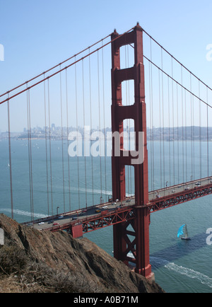Piccolo yacht passando sotto il Golden Gate Bridge e San Francisco da Marin County in California Ottobre 2006 Foto Stock