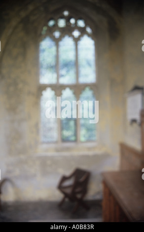 Impressionistica trecentesca chiesa coro con xx secolo altare di legno vecchio sedia tavoletta di pietra e perpendicolare windows Foto Stock