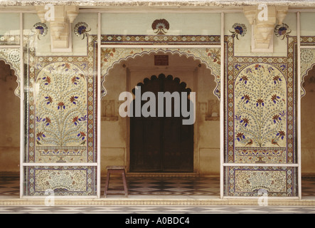 Le pareti del Mor Chowk o cortile Peacock in Udaipur City Palace. Queste pareti sono dipinte con tinture vegetali. Foto Stock