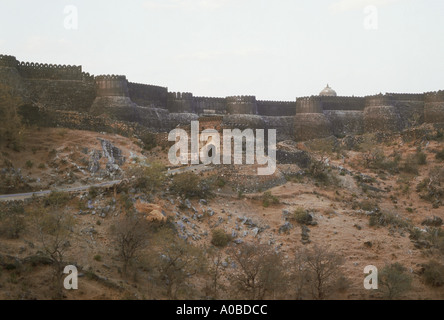 Kumbalgarh fort visto da una distanza. Kumbhalgarh, Mewar fortezza, Colli Aravalli, vicino a Udaipur, Rajasthan, India. Sito del Patrimonio mondiale Foto Stock