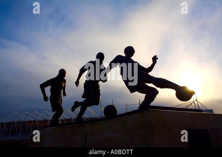 Statua di Sir Stanley Matthews all'esterno dello stadio del Bet365 a Stoke-on-Trent, Staffordshire Foto Stock