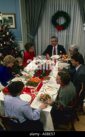 Famiglia cena di Natale hanno anche cena di ringraziamento nella stessa impostazione Foto Stock