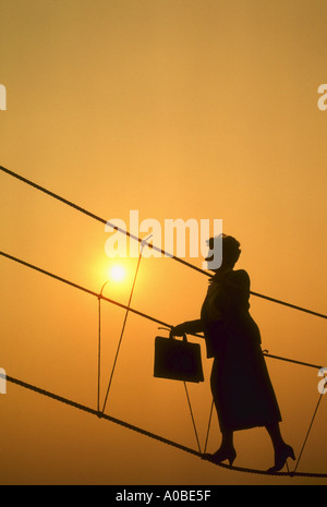 Scaletta di corda e la scalata al successo di questa situazione è anche disponibile con un uomo o di una donna più giovane Foto Stock