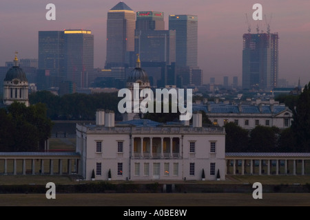 Una vista poco prima dell'alba di Greenwich che mostra il Queens House il Royal Naval College e da Canary Wharf Foto Stock