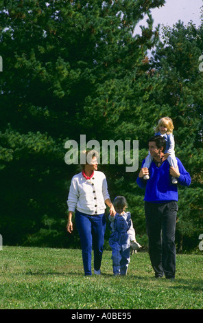 Coppia con due figlie nel Maryland park Foto Stock