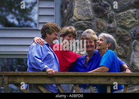 Donne mature godendo di amicizia Foto Stock